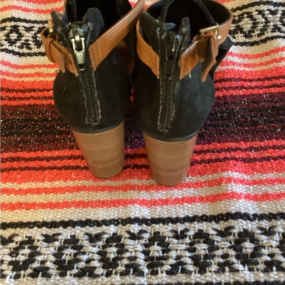 Kenneth Cole Reaction Black Suede Cut Out Booties Women 7.5 - Picture 3 of 4